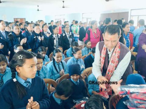 विष्णु स्कुलका विद्यार्थीहरूबाट ज्ञानचक्षुका ६५ जना दृष्टिविहीन विद्यार्थीलाई ट्र्याक सुट 